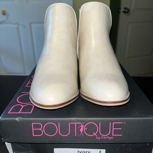 Corkys, New in Box, ivory bootie with zipper closure. Size 8 - Picture 3 of 5